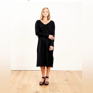 grp1
oversized v-neck dress - black
